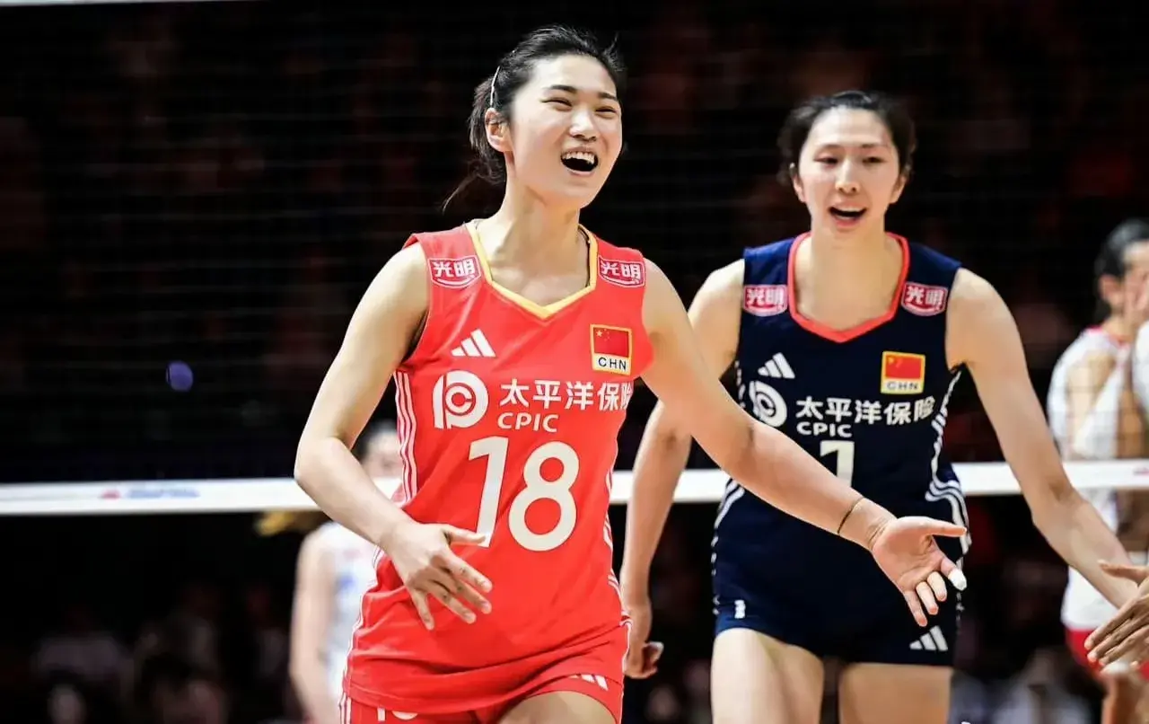 中国女排新消息，李盈莹扣球王梦洁拦网，国家队训练欢乐多