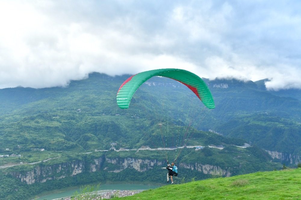 跟着赛事去旅行,南川金佛山第二届航空运动邀请赛举行