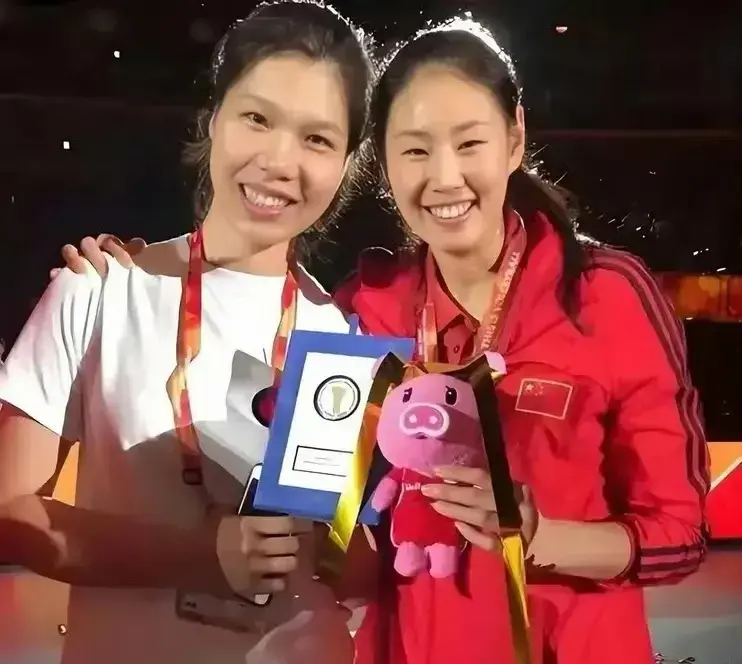 徐云丽婚后现身，面色红润气质好，与惠若琪北京开会，成女排代表