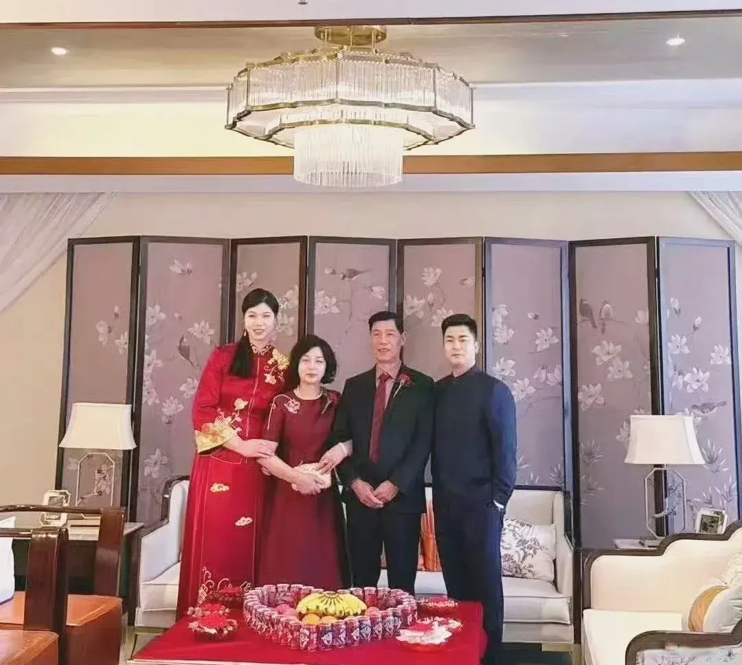 徐云丽婚后现身，面色红润气质好，与惠若琪北京开会，成女排代表