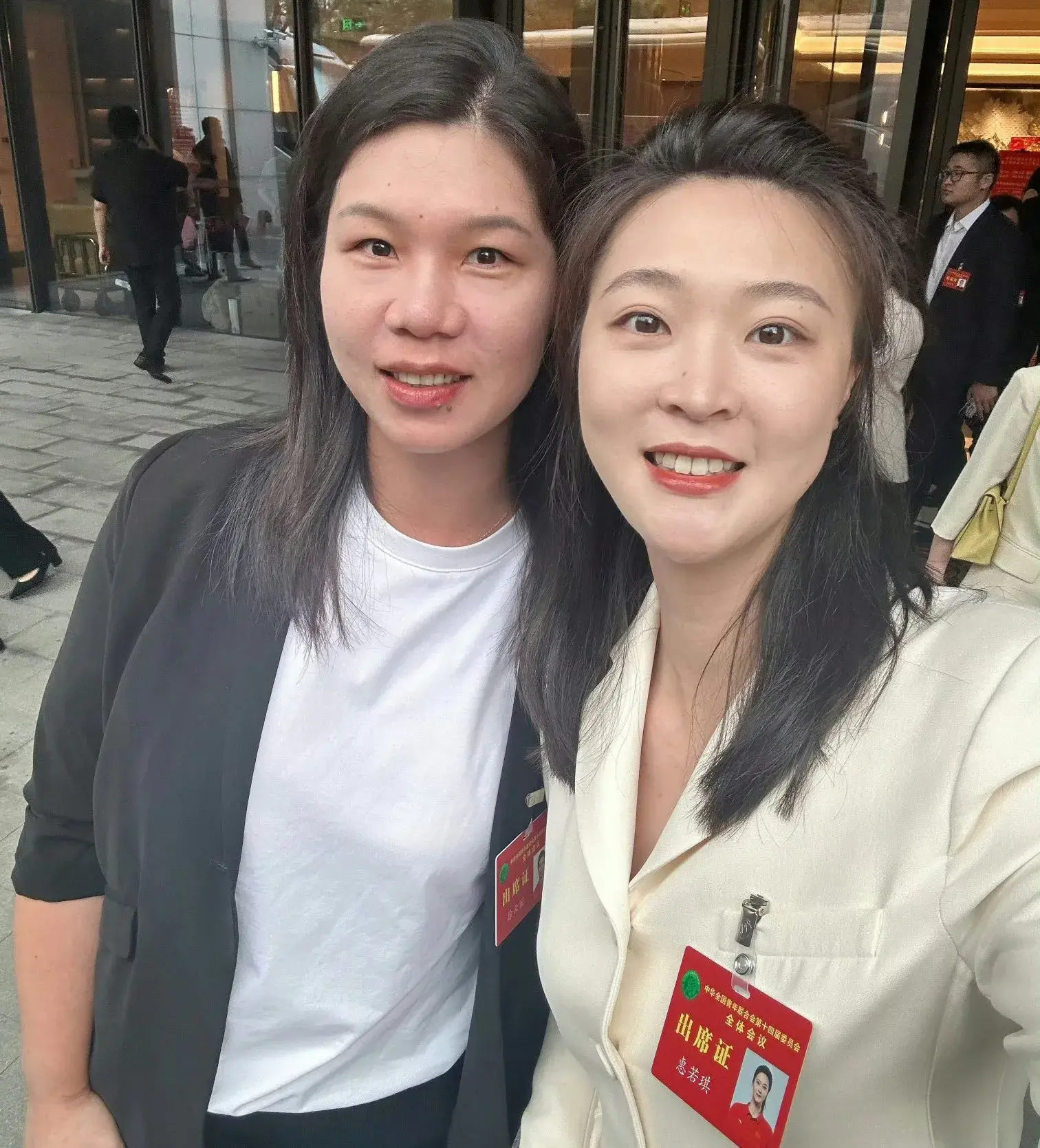 徐云丽婚后现身，面色红润气质好，与惠若琪北京开会，成女排代表
