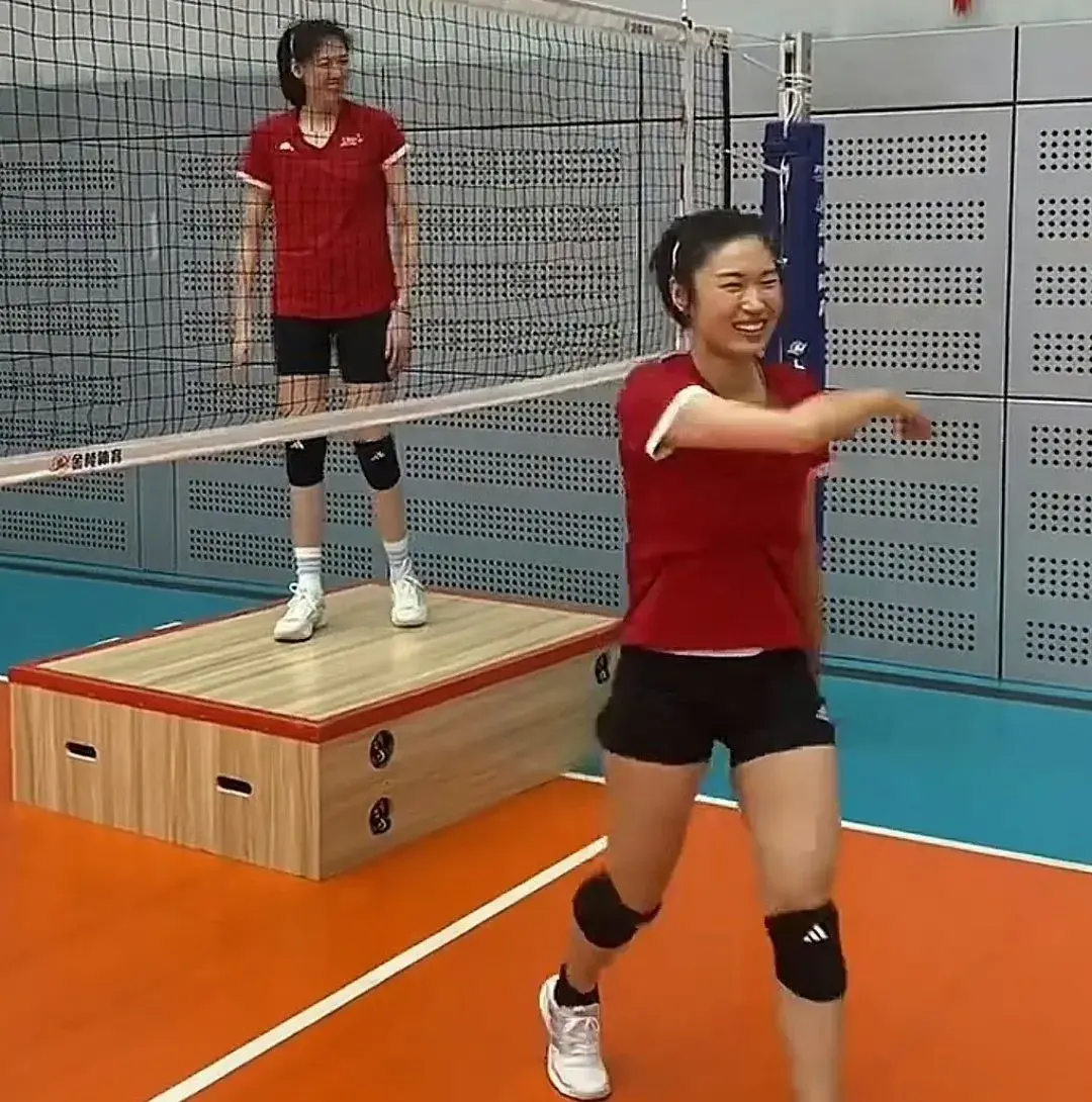 好消息！李盈莹跟队合练，中国女排迎来最强阵容，有望四连胜收官