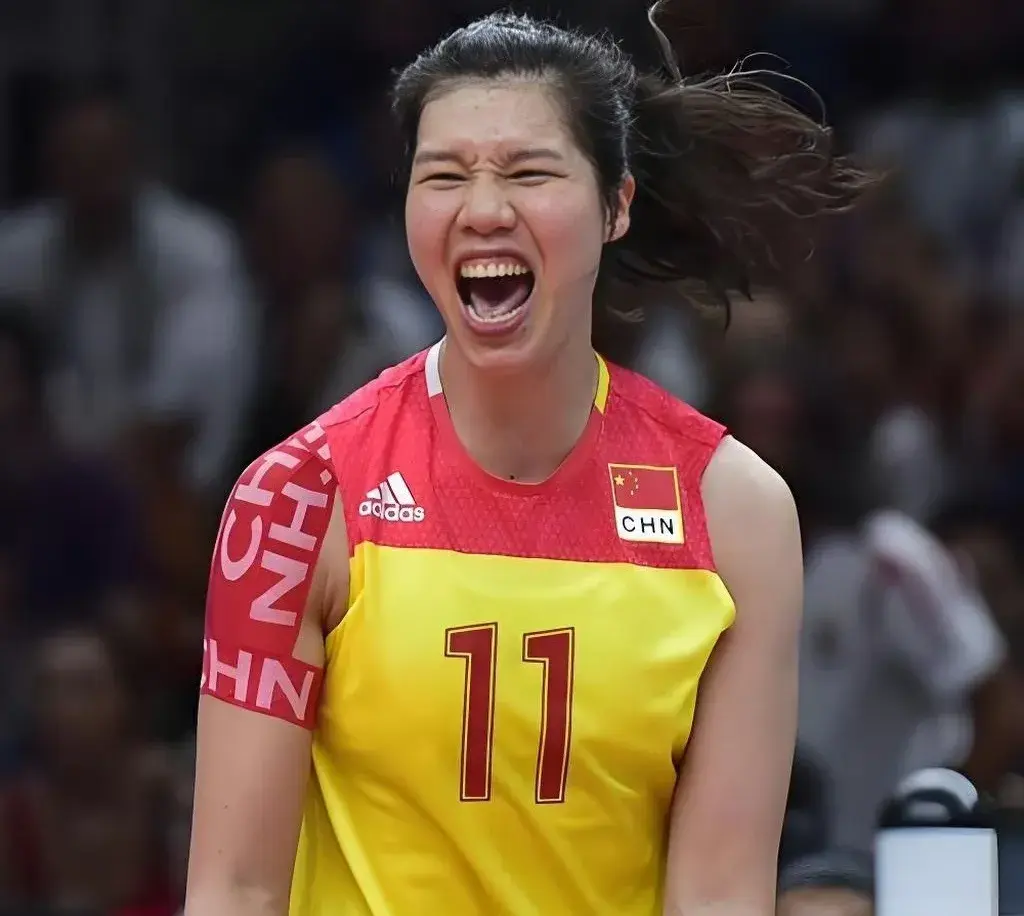徐云丽婚后现身，面色红润气质好，与惠若琪北京开会，成女排代表