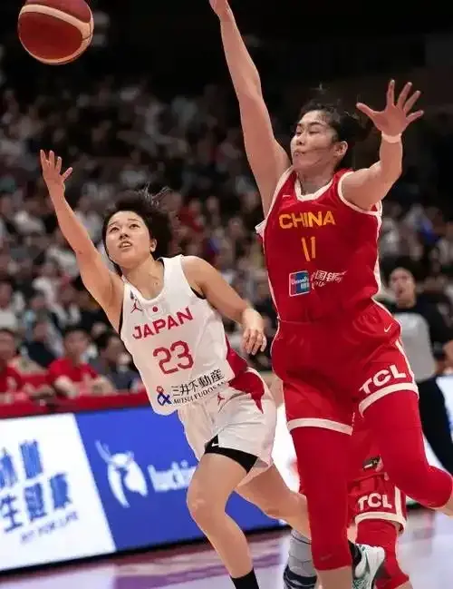 中国篮协对李梦另有安排，中澳热身赛前，名嘴杨毅用14字评价李梦