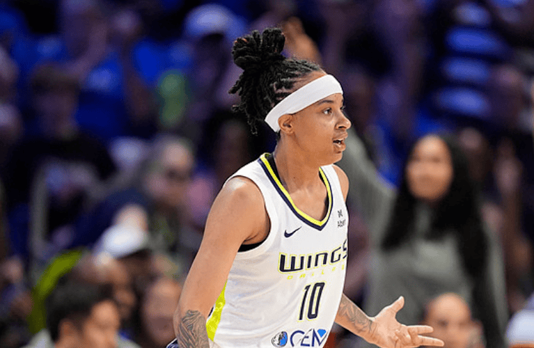 WNBA：阿齐亚哈-詹姆斯半场7中7，三分4中4砍下20分3板5助