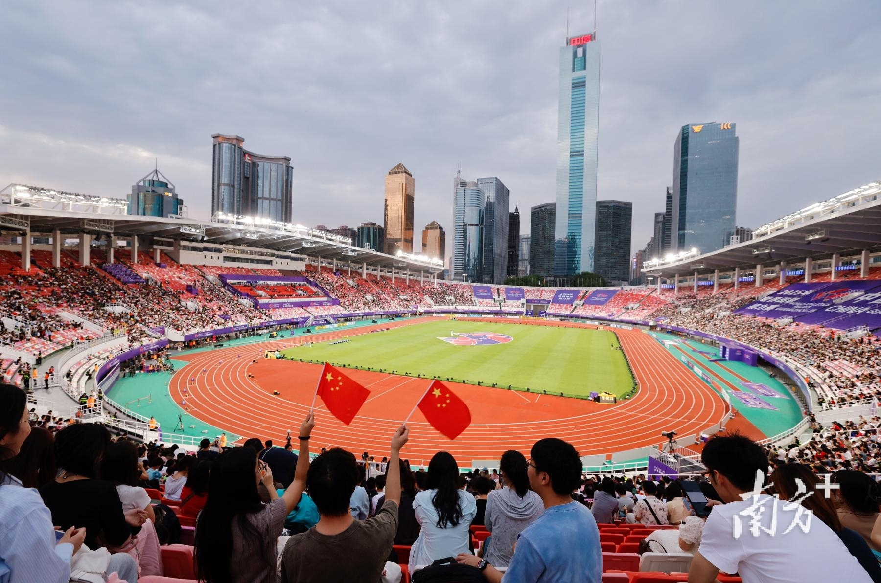 世界田联接力赛在广州举行，现场气氛热烈。