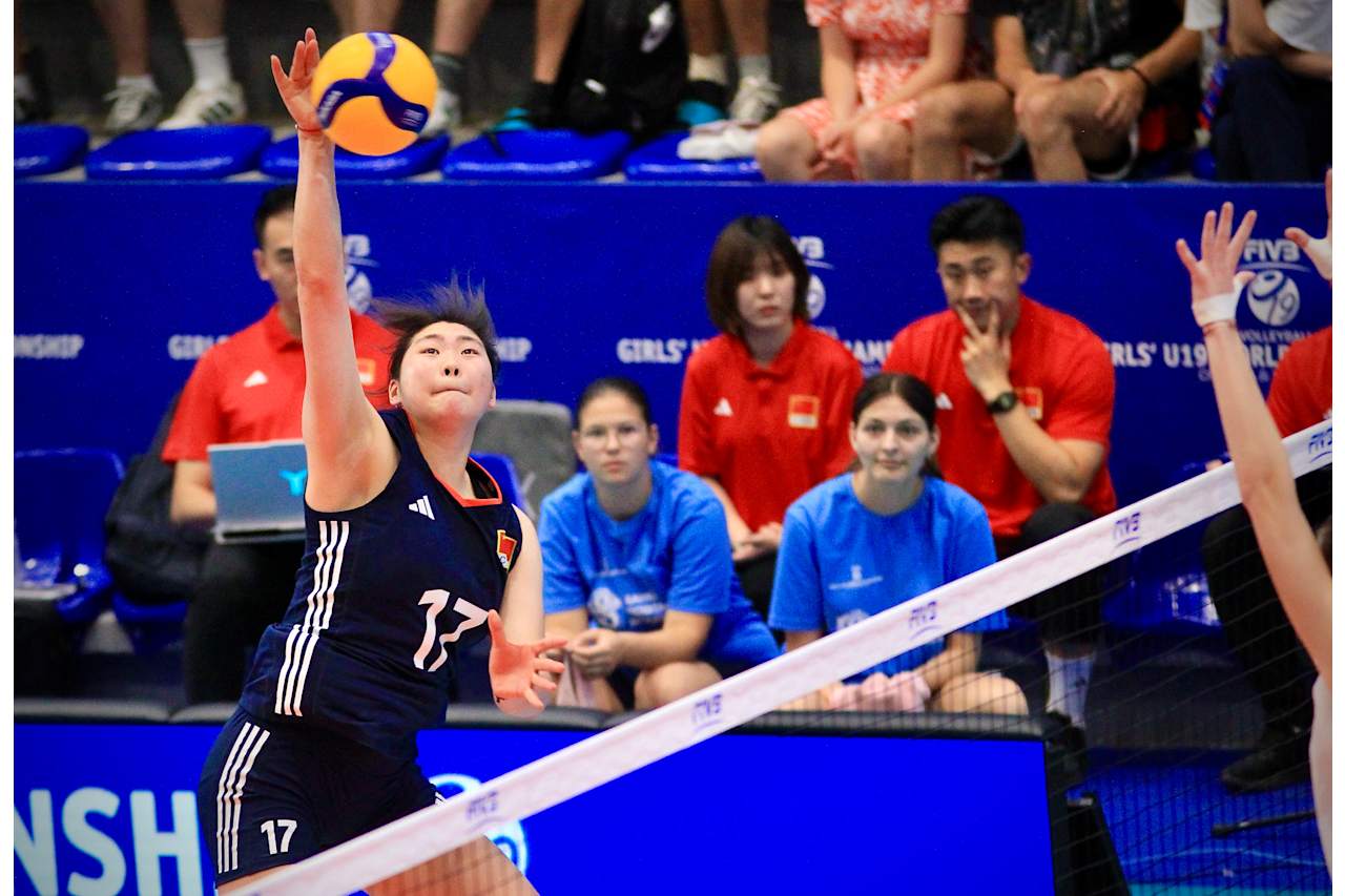 发球10-1！中国女排二连胜 金佳宝 翟宇睿合砍27分 即将对战日本