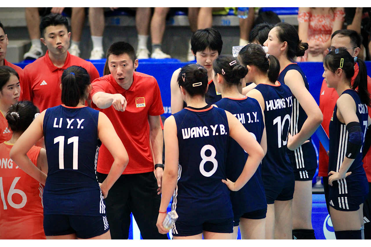 发球10-1！中国女排二连胜 金佳宝 翟宇睿合砍27分 即将对战日本