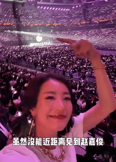 谢霆锋“初恋情人”低调捧场！可惜只能和海报合照！感性发文：25年没见真的成熟了！