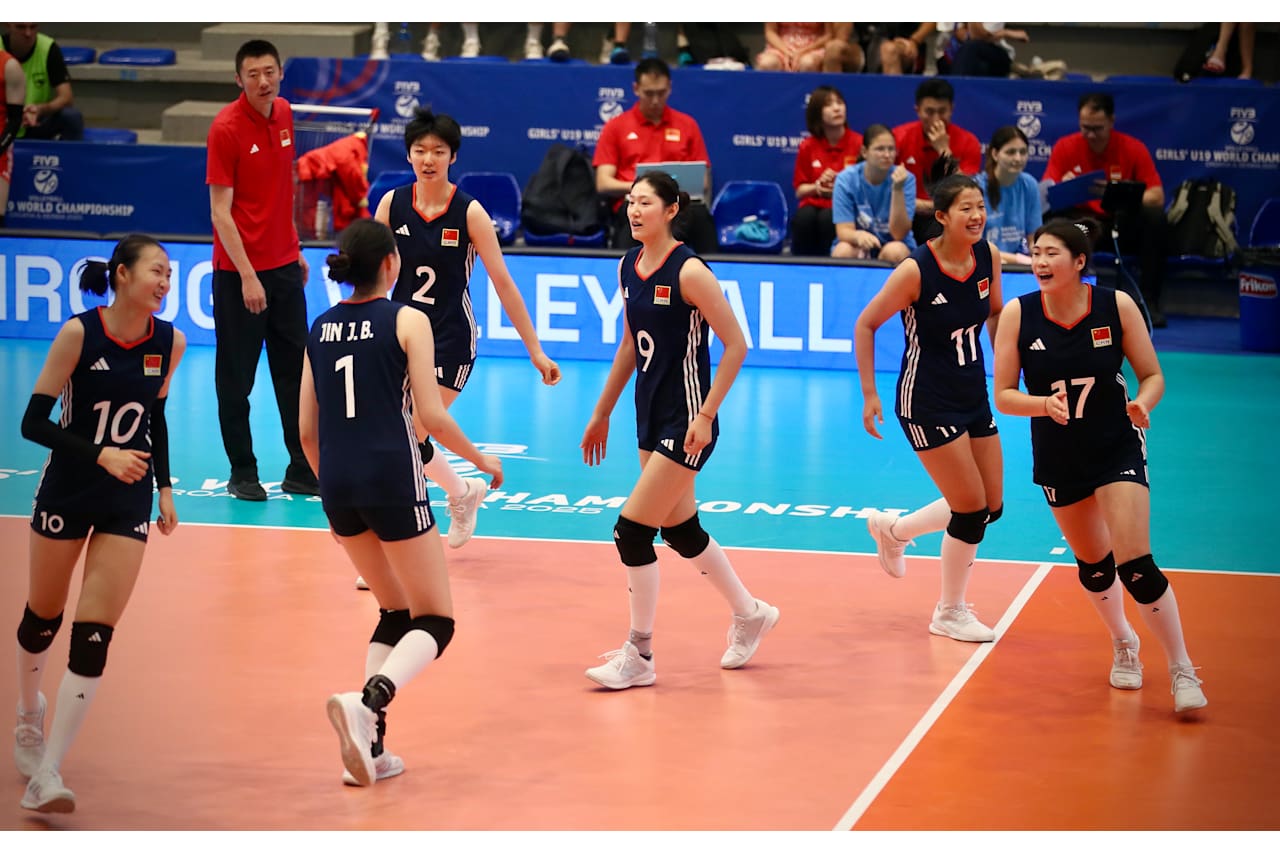 发球10-1！中国女排二连胜 金佳宝 翟宇睿合砍27分 即将对战日本