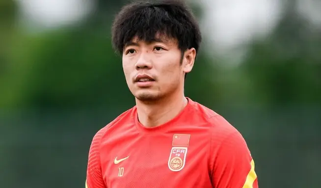 16轮仅首发1次，16载中场指挥官惨遭塞蒂恩冷落，沦为中超边缘人