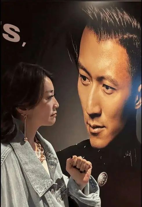 谢霆锋“初恋情人”低调捧场！可惜只能和海报合照！感性发文：25年没见真的成熟了！