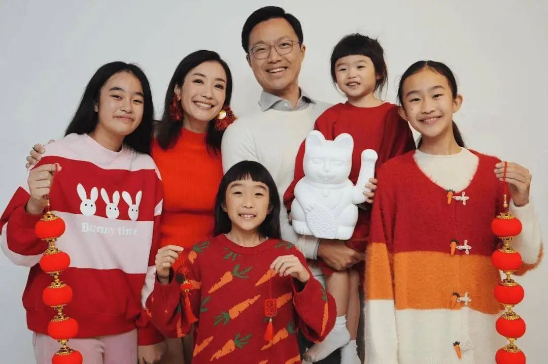 谢霆锋“初恋情人”低调捧场！可惜只能和海报合照！感性发文：25年没见真的成熟了！