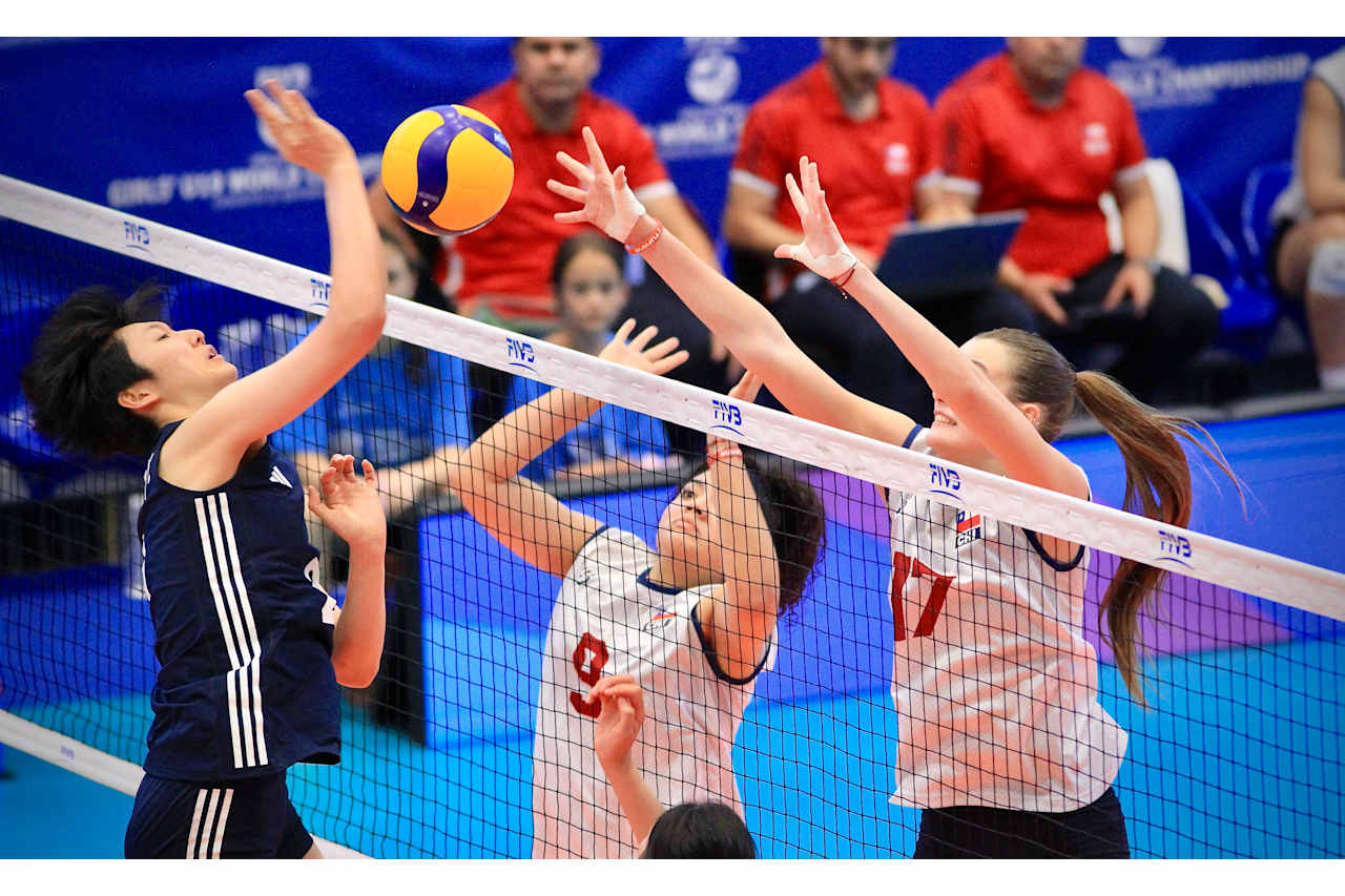 发球10-1！中国女排二连胜 金佳宝 翟宇睿合砍27分 即将对战日本