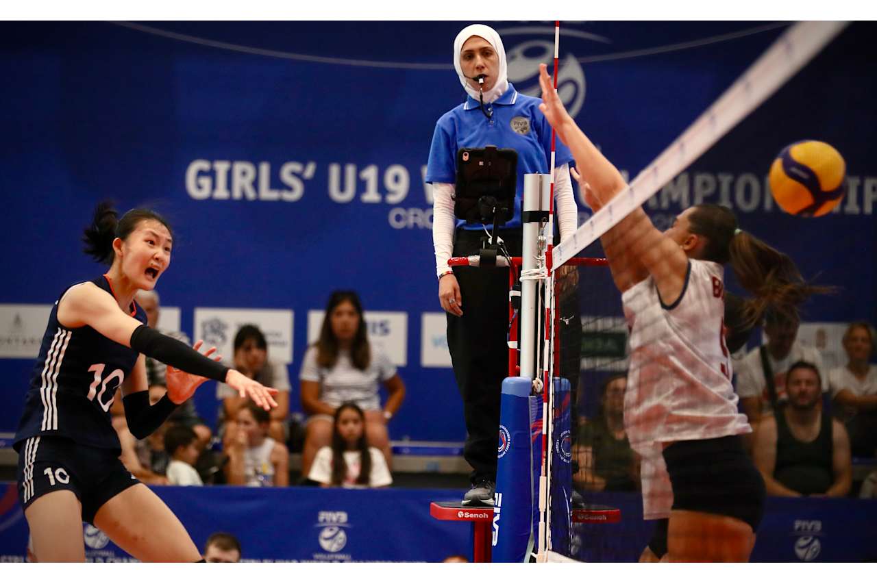 发球10-1！中国女排二连胜 金佳宝 翟宇睿合砍27分 即将对战日本