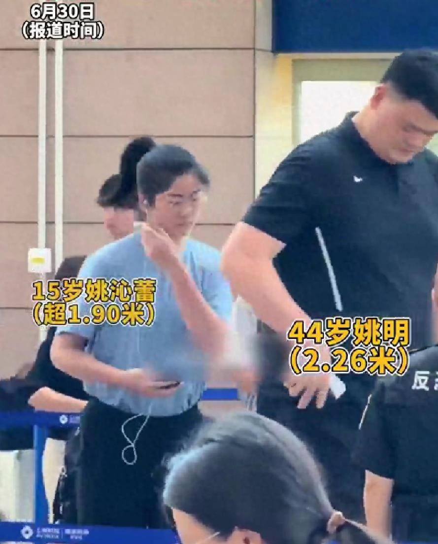 故地重游!姚明带妻女回休斯敦吃德州烤肉,火箭老板总经理热烈欢迎