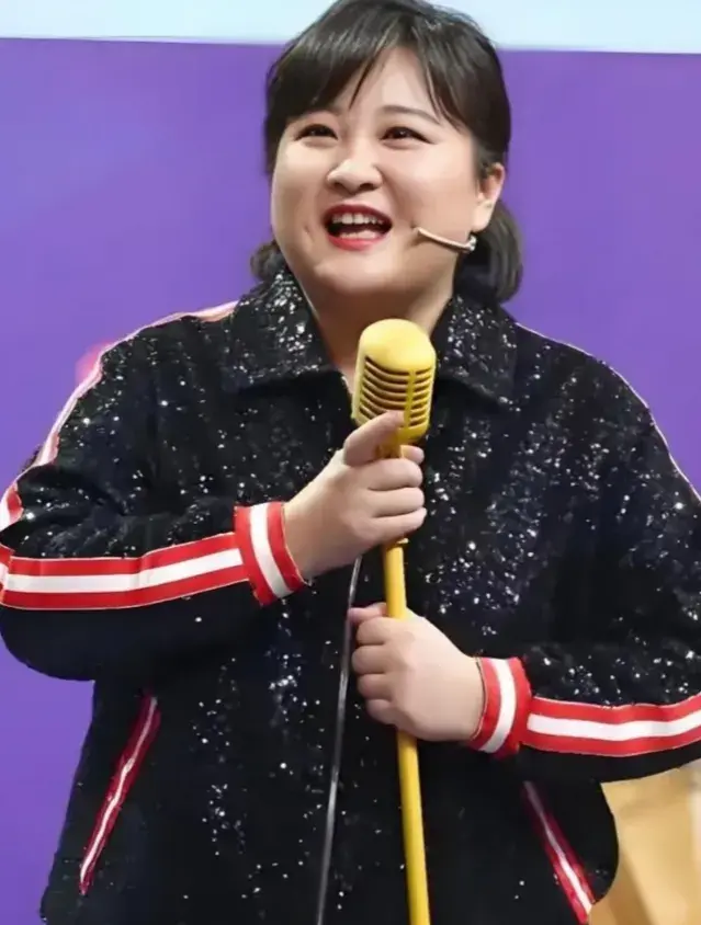 43岁贾玲近况曝光，与汪顺一起打网球，身材苗条活力满满，没复胖