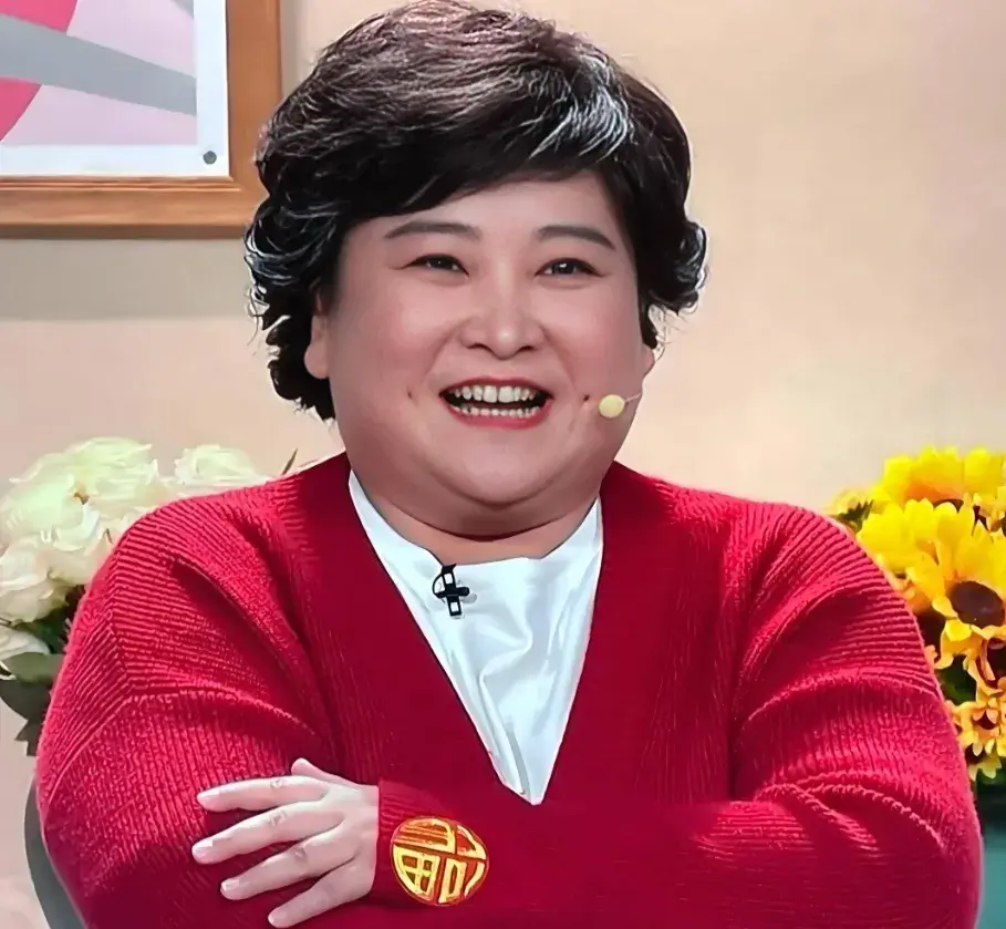 43岁贾玲近况曝光，与汪顺一起打网球，身材苗条活力满满，没复胖