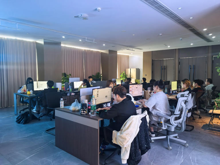 ▲ 胡茂前的公司现有100多人，其中三分之二来自浙江省外，不少都是“00后”。李原｜摄