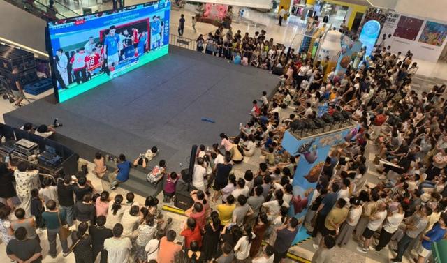 听·见丨“露天大屏看球”：“苏超”何以重燃城市集体记忆？
