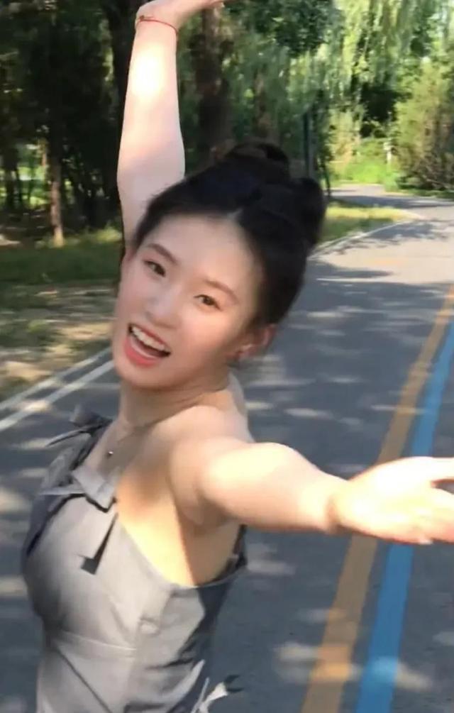 陈芋汐近照曝光！ 穿灰色吊带裙漂亮大方， 关闭评论功能怕被网曝