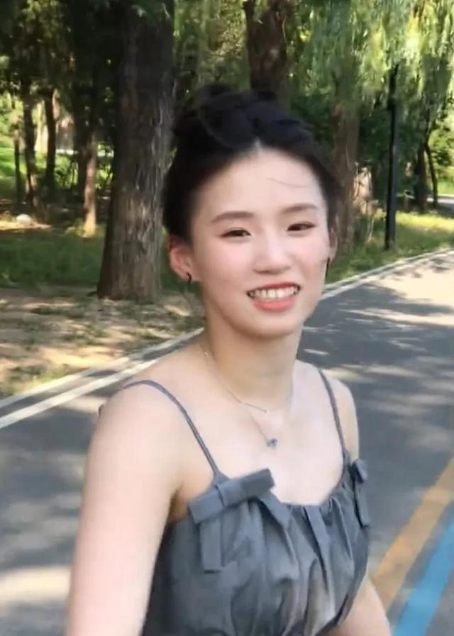 陈芋汐近照曝光！ 穿灰色吊带裙漂亮大方， 关闭评论功能怕被网曝