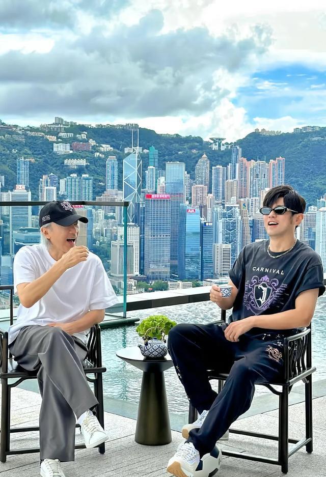 周星驰周杰伦悠闲阳台聚！墨镜一戴，喝茶聊天真惬意