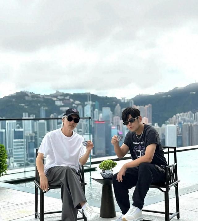 周星驰开百万名酒招待周杰伦！脚下足球藏玄机，两人要联手了？