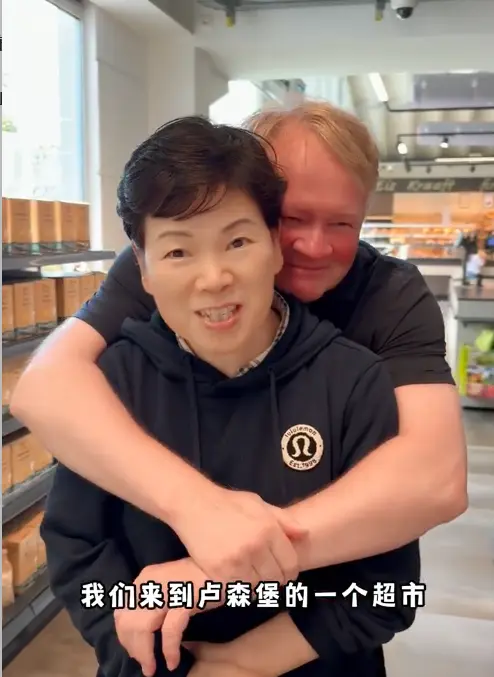 世界冠军倪夏莲近况，穿镂空长裙送大公金球拍，儿子被夸像霍启刚