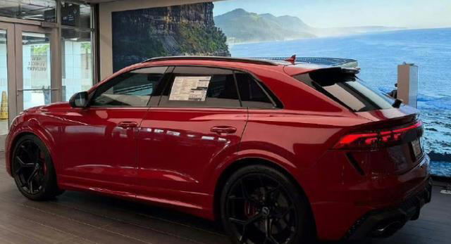 新款奥迪 RSQ8，造型时尚动感，搭载4.0T+V8引擎，售价146万起