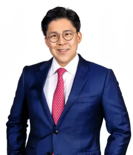 世界冠军倪夏莲近况，穿镂空长裙送大公金球拍，儿子被夸像霍启刚