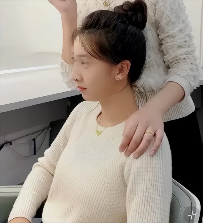 叶一茜晒17岁森碟打网球照，高挑身材下巴后缩改善明显