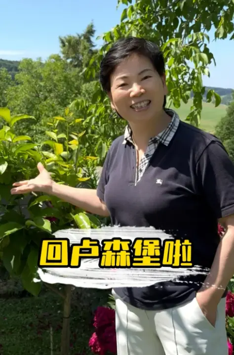 世界冠军倪夏莲近况，穿镂空长裙送大公金球拍，儿子被夸像霍启刚