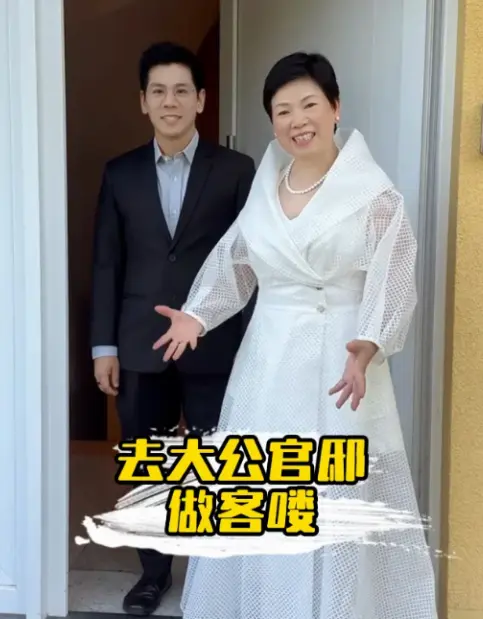 世界冠军倪夏莲近况，穿镂空长裙送大公金球拍，儿子被夸像霍启刚