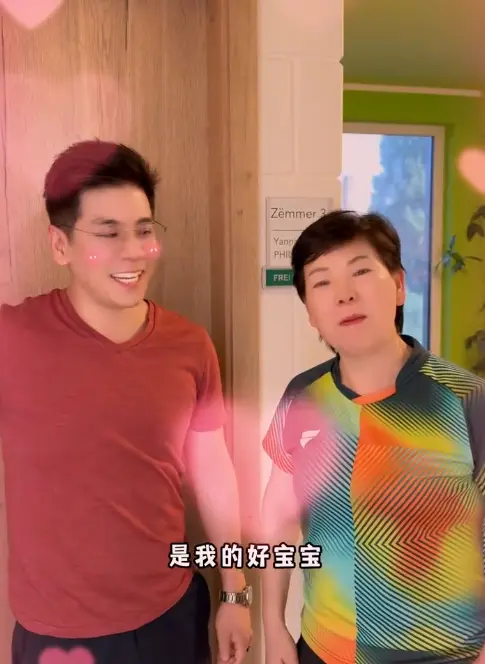 世界冠军倪夏莲近况，穿镂空长裙送大公金球拍，儿子被夸像霍启刚