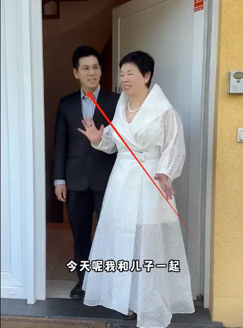世界冠军倪夏莲近况，穿镂空长裙送大公金球拍，儿子被夸像霍启刚