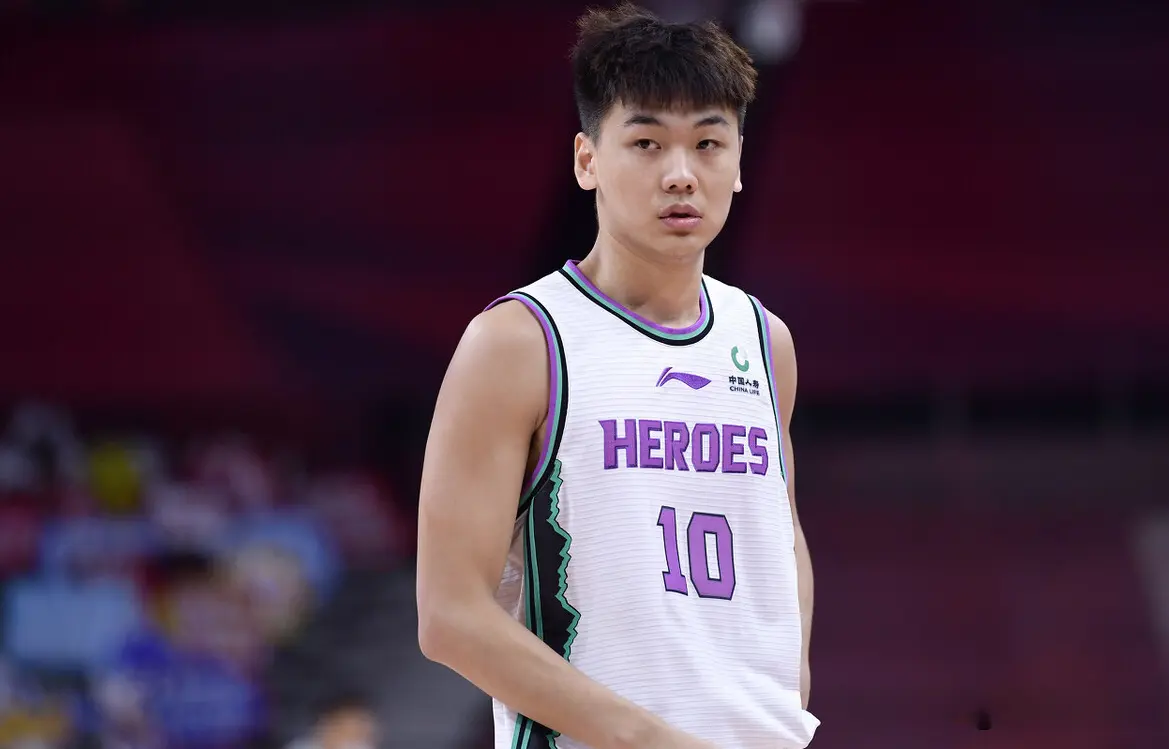 山东男篮本土离队第1人诞生！他愧对巩晓彬厚爱，邱彪也给过机会