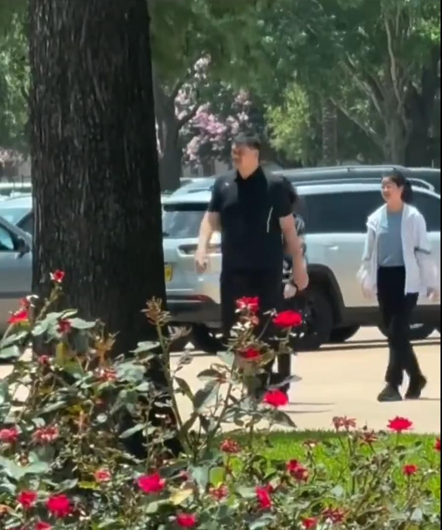 故地重游!姚明带妻女回休斯敦吃德州烤肉,火箭老板总经理热烈欢迎