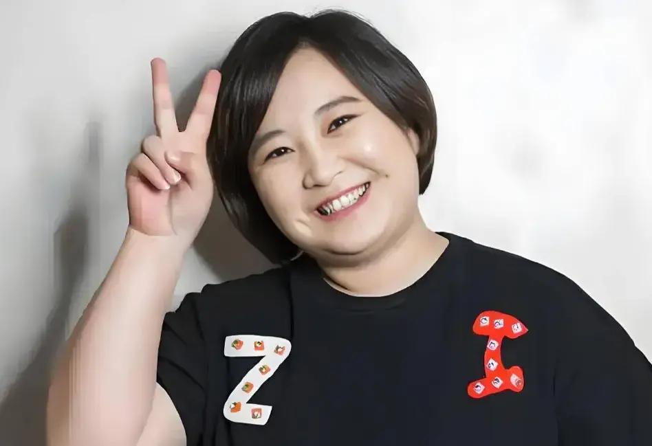 43岁贾玲近况曝光，与汪顺一起打网球，身材苗条活力满满，没复胖