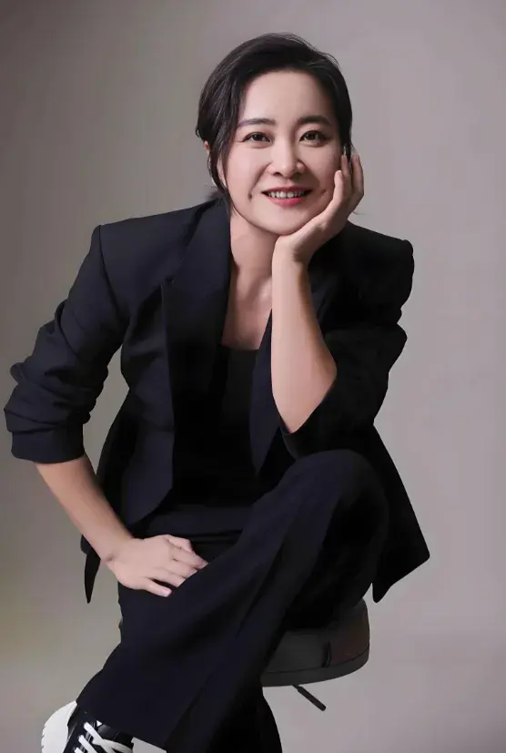 43岁贾玲近况曝光，与汪顺一起打网球，身材苗条活力满满，没复胖