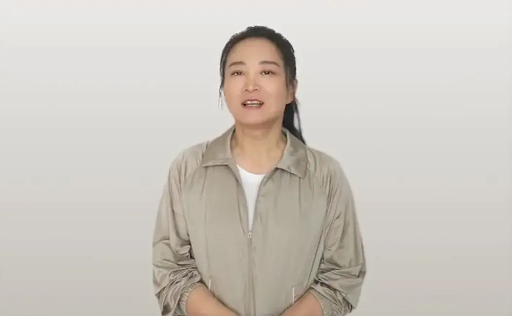 43岁贾玲近况曝光，与汪顺一起打网球，身材苗条活力满满，没复胖