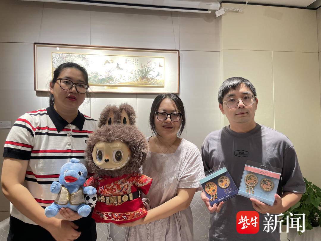 “苏超”又“整活”了：豚宝马甲云锦首创，labubu穿上“皇帝运动服”来助威