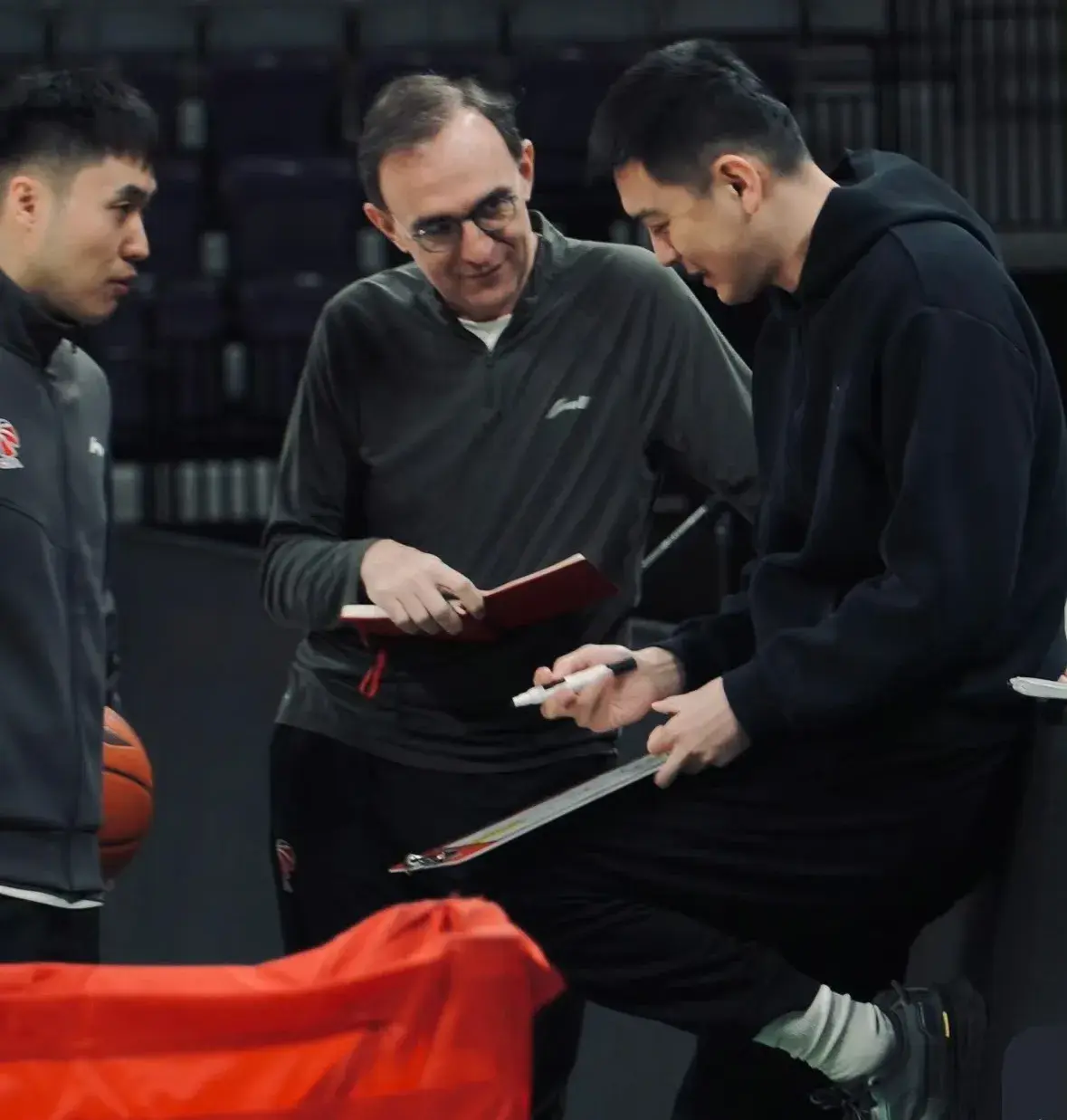 辽宁男篮与助教乌戈洛佩斯续约三年，接下来将短暂加盟NBA骑士队