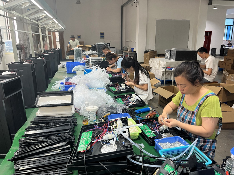▲ 茶吧机制造工厂为不少来浙务工人员提供了稳定的工作和薪资，“夫妻档”员工在这里十分常见。李原｜摄