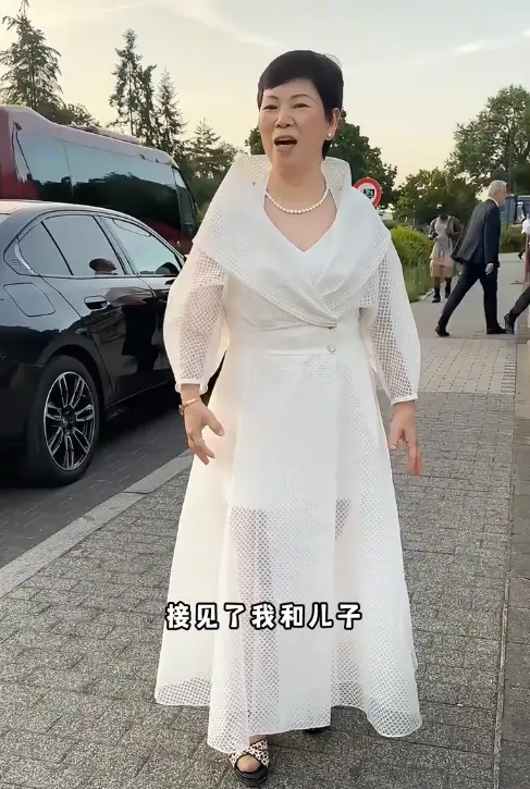 世界冠军倪夏莲近况，穿镂空长裙送大公金球拍，儿子被夸像霍启刚