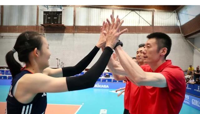 发球10-1！中国女排二连胜 金佳宝 翟宇睿合砍27分 即将对战日本女排