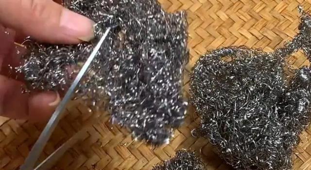 不用的钢丝球别扔，塞到袜子里还有大用处，我也是才知道，真厉害