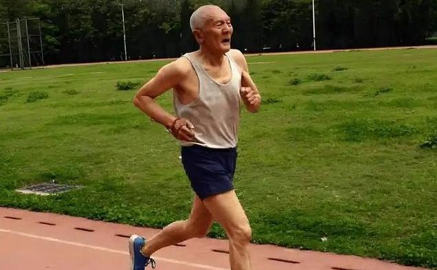 晨练30分钟神清气爽，练过头却伤身，七十岁后咋办？