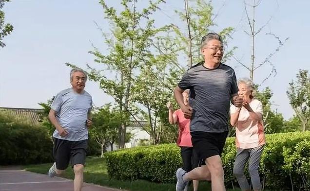 七十岁坚持晨跑，她身体硬朗似青年，却藏着惊人秘密