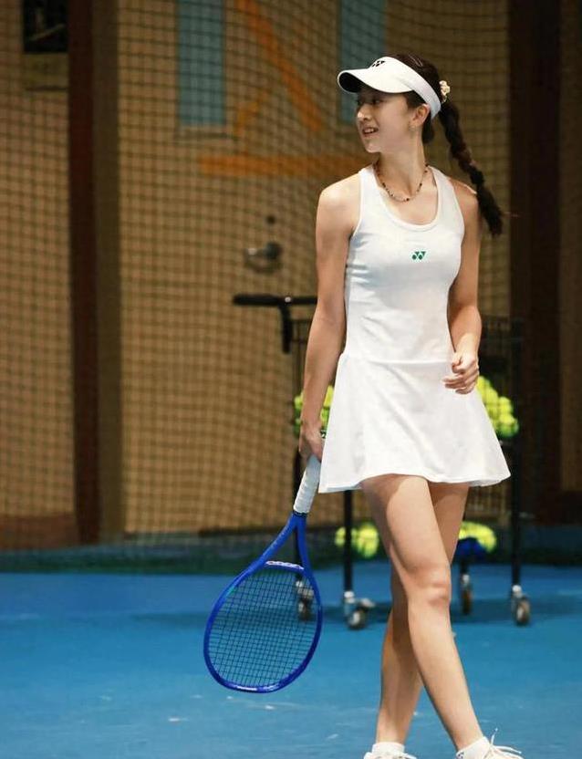 森碟17岁挥拍惊艳全网！下巴矫正颜值翻倍，少女如何逆袭成冠军？